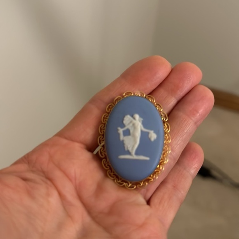 Wedgwood 12k gold filled brooch/pendant